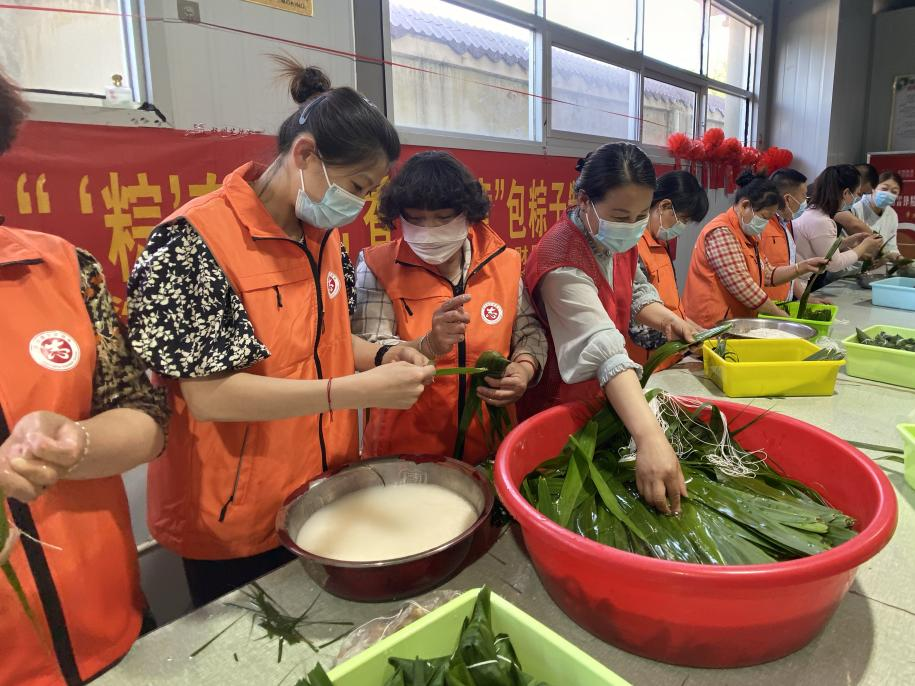 青口供電所黨支部聯(lián)合生產(chǎn)生活服務(wù)中心分會、黃沙坨社區(qū)，共同舉辦“悠悠艾草香 濃濃端午情”系列活動。.png